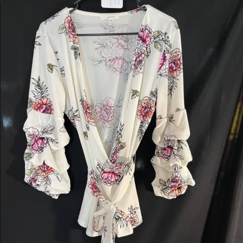 LARGE- LIKE NEW!🤩maybe worn once! Maurices blouse